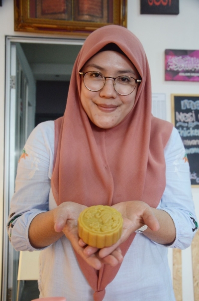 华娜根据各族不同的节庆制作标志性食物，让马来社会认识并了解各族的传统文化。今年是她第四年制作并售卖月饼了。

