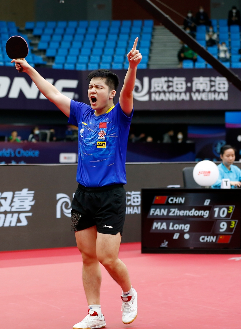 樊振东在男子乒乓世界杯决赛以4比3险胜队友马龙后激动庆祝。（新华社照片）