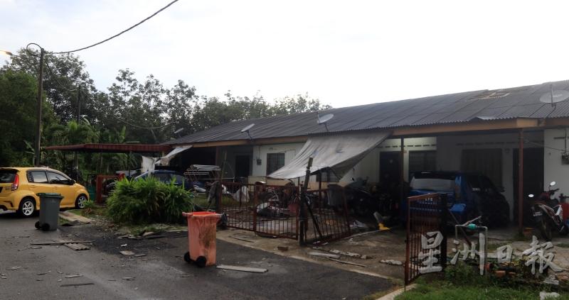 武吉博里达花园15户住家的屋瓦被强风吹袭，现场一片狼藉。