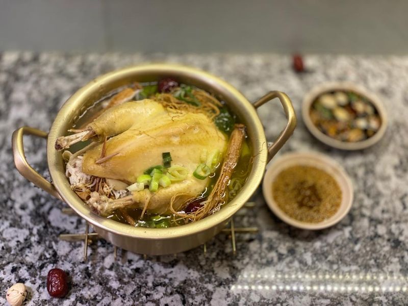 韩国人参鸡汤原本是使用糯米，但改用Haryana低脂低糖健康好米烹煮，口感更好及容易消化。

