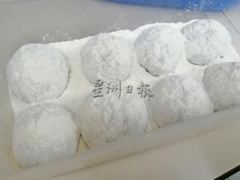 张润娣参考了女儿上网自学的制作糍粑方法后,还加入独有的班兰叶汁,让糍粑更具天然色素和香气。