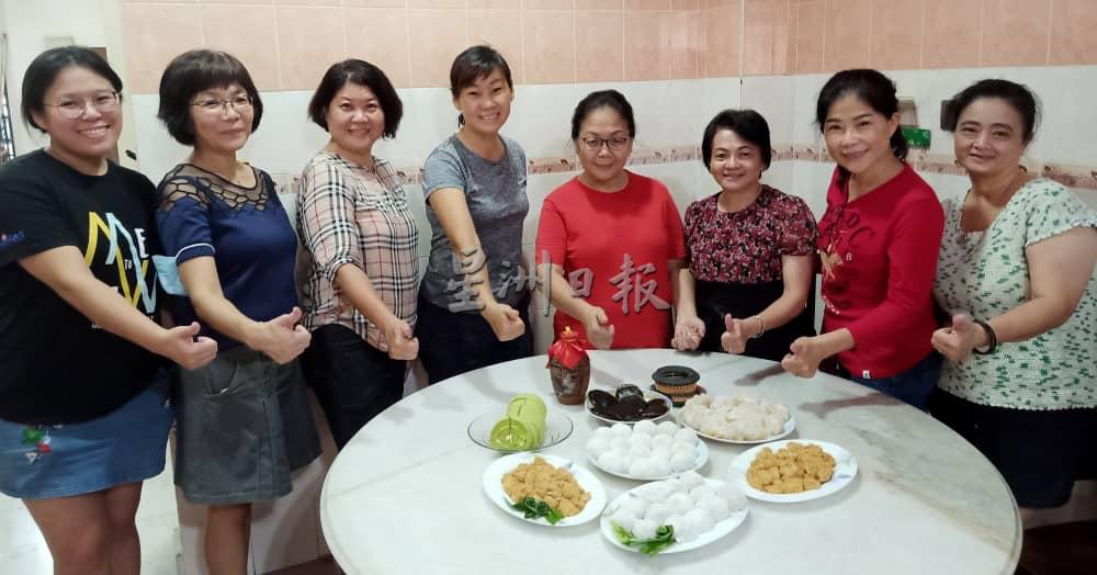 在黄长娣(右四)号召下,客家娘子军齐聚一堂做糍粑。左起为杨芷晴、杨凤玲、黄朝蒂和黄翠婵;右起陈秋燕、洪玉金和萧桂华。