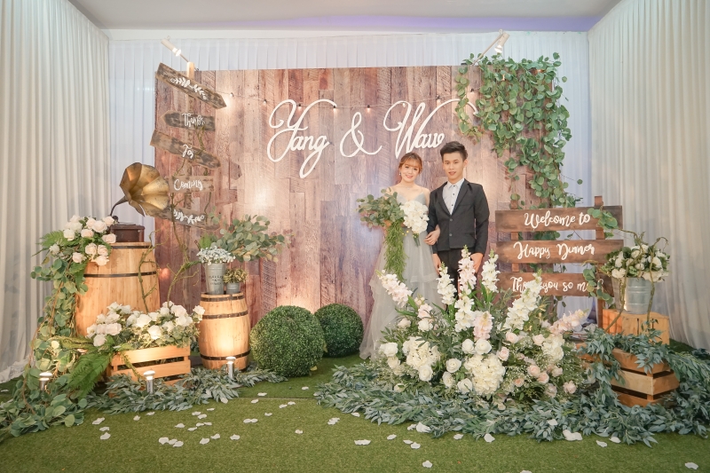 Kiong Art Wedding Event将原本的场地装饰成摄影棚，为顾客提供拍照服务。