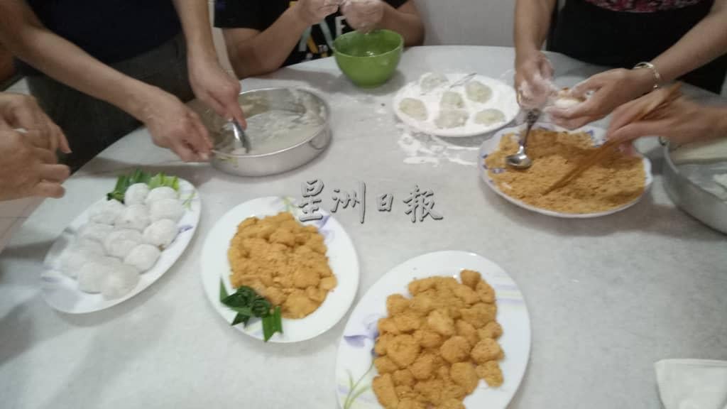 客家娘子军施展手艺制作糍粑。