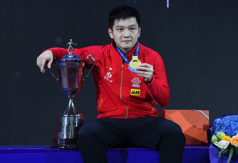 樊振东在男子乒乓世界杯决赛以4比3险胜队友马龙，完成史无前例的3连冠，并第4次在世界杯封王。（新华社照片）