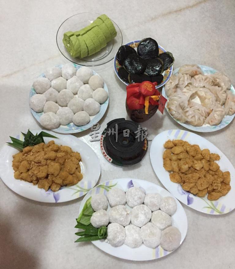 巴生客家公会妇女组8人娘子军在农历十月初一下午制作了两款客家糍粑、粗叶粄(上中起)和角仔,发扬老祖宗的秋收珍惜万物精神。