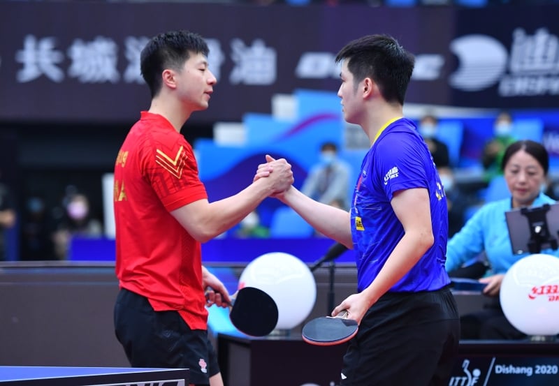 23岁的樊振东（右）对阵32岁的马龙，被视为中国乒乓队两代领军人物间的对决，最终樊振东成功取胜，而两人携手为球迷带来了一场高质量的比赛。（新华社照片）