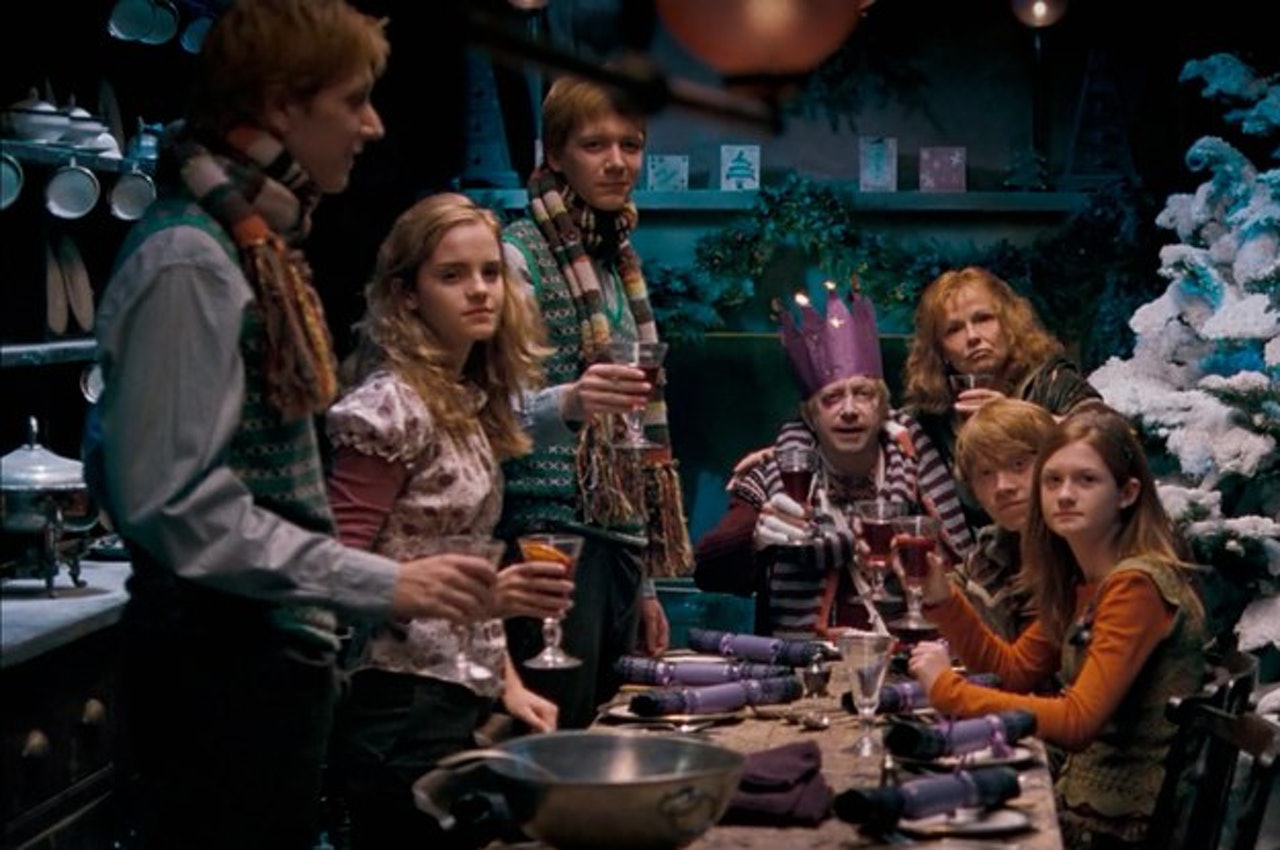 《哈利波特》电影首部曲将在明年踏入20周年，而“妙莉”艾玛华森（Emma Watson，左二）没能现身这次直播活动，让影迷觉得可惜。