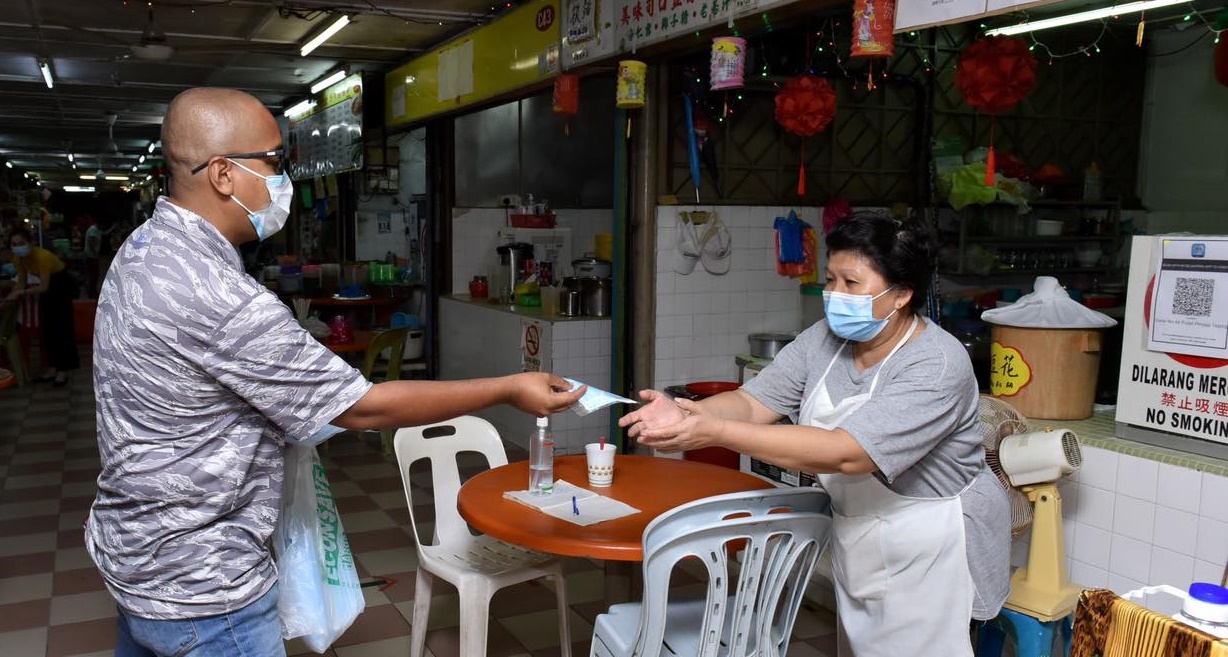 市议会工作人员派送口罩及搓手液予小贩中心小贩。