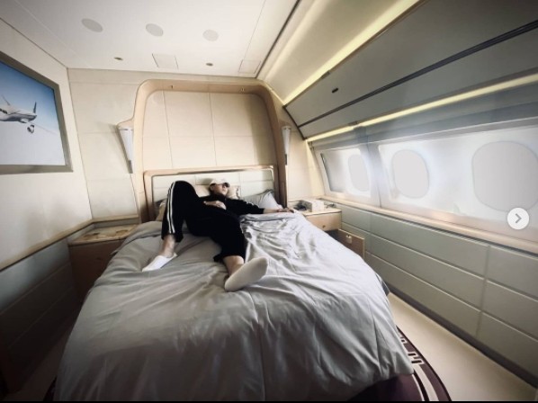 黄子韬晒出豪华私人飞机的睡床，仿如躺在自家房内般自在。