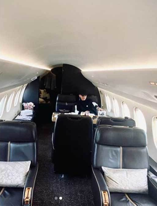 黄子韬多次晒私人飞机，内装豪华，也常带工作人员搭机并拍照分享。