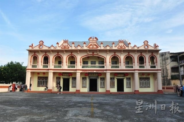 太平福建会馆建于1928年，建筑采用钢筋混凝土技术，外观则混合了中国传统建筑的格局及装饰，加上南洋五脚基街屋的特征， 是典型的折衷样式建筑。

