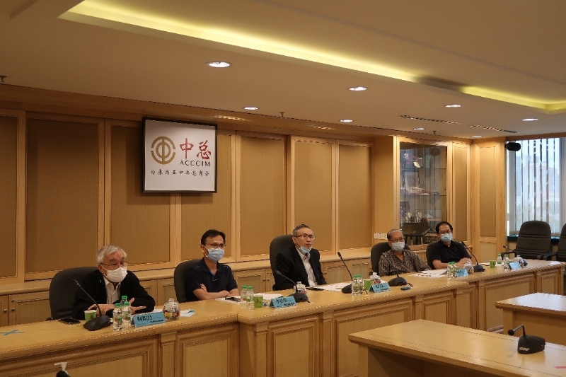 决审评委在进行遴选，左起为何炽昌、李仕伟、尤芳达、杨海星及杨天国。
