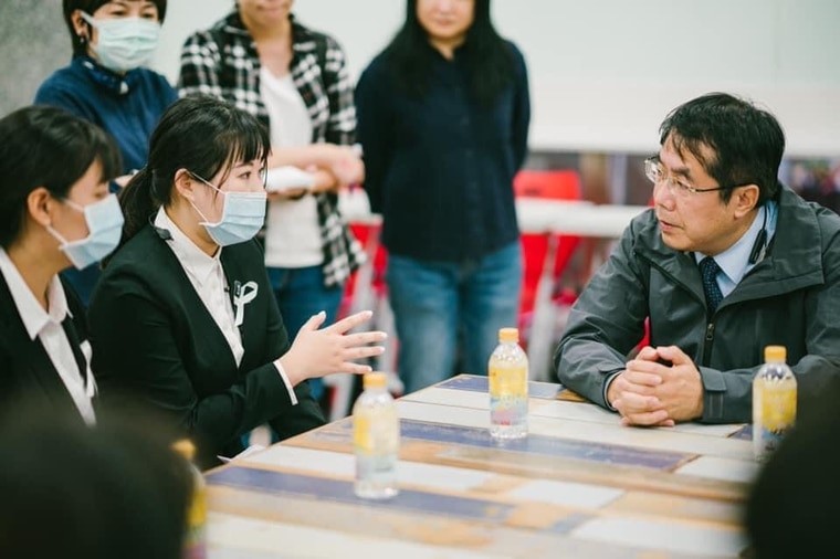 台南市长黄伟哲（右）与锺筱玲的同学们座谈，倾听大家对校园安全的建议。（台南市政府提供）