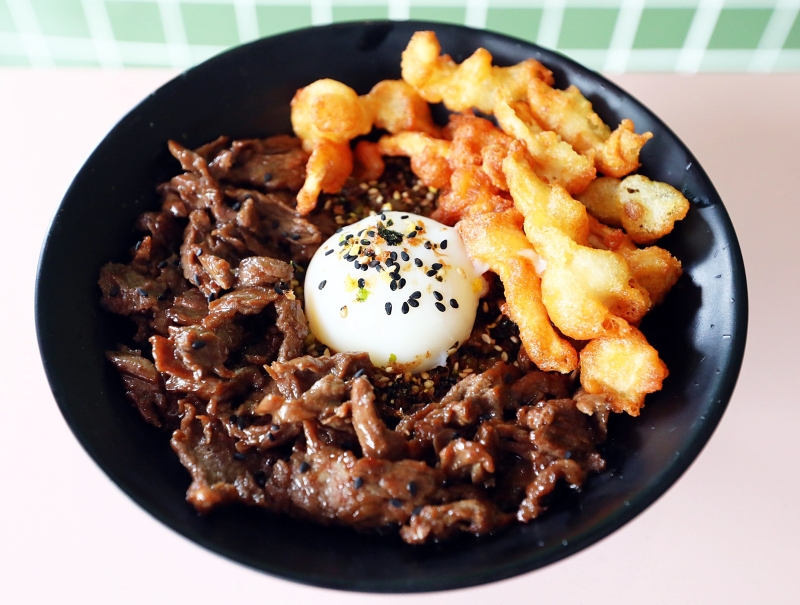 Beef Teriyaki 
Rice Bowl／RM18
照烧牛肉饭同样也在饭里加入了茶粉，两款主食搭配的炸磨菇也可依个人选择要油炸或香炒。