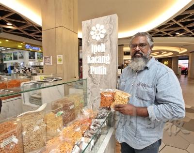 姆鲁甘自小就从爸爸和公公身上学习到制作脆口零食的好手艺，如今着手经营印度零食生意逾20年，在怡保和雪隆一带的商场里设立摊位。