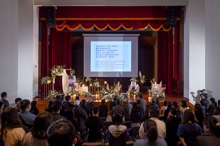 长荣大学师生在追思会上为锺筱玲祈祷。（长荣大学提供）