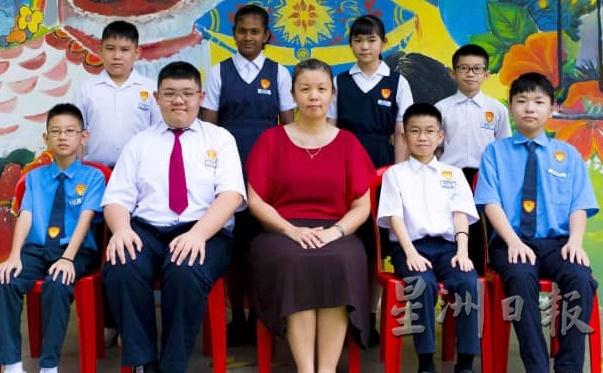 8名西廖华小小六生全体毕业照，前排中是级任老师颜宾杏。