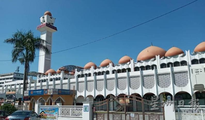 霹雳州伊斯兰及马来风俗理事会指出，位于冠病红区的清真寺及祈祷室，即日起展延进行星期五祈祷，穆斯林受促在家晌礼。（档案照）