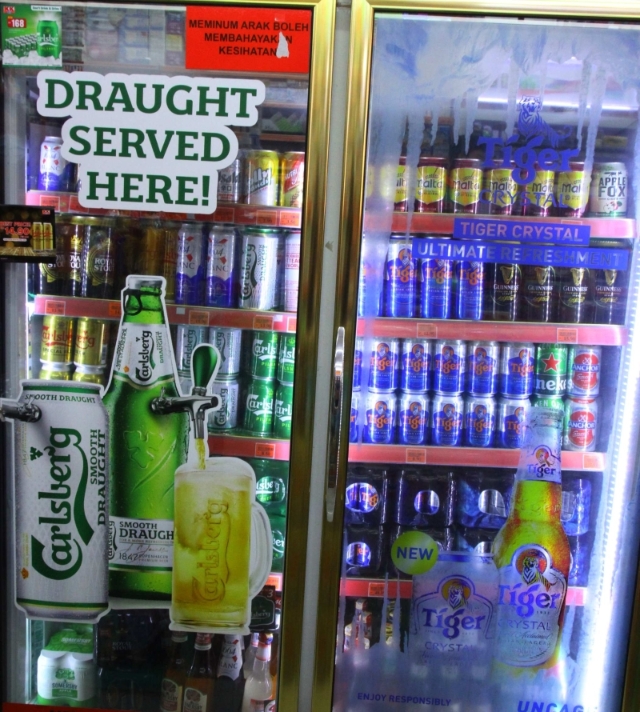 目前有不少商店已将烈酒和啤酒放在与其他饮料不同的区域售卖。