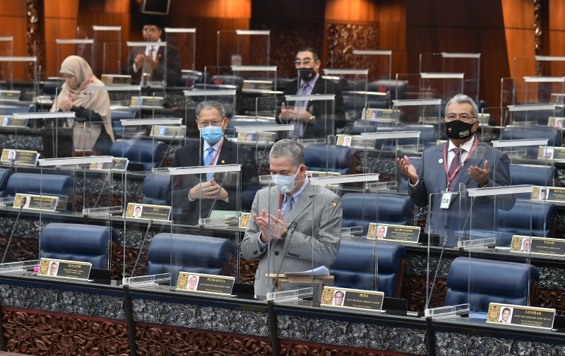 国会议员们在议会开始前念经祈祷。