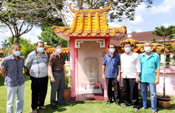 A tombstone discovered beside the traditional Malay house in 1997 was relocated to the current site at Lie Sheng Gong.