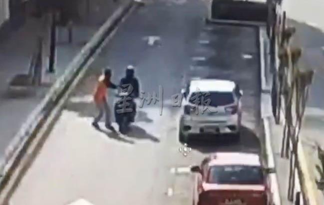 抢匪抢夺不果，跳上同伴的摩托车逃走。