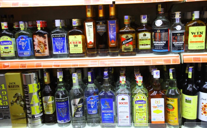 不少华人药材店与部分便利商店都有申请酒牌及售卖烈酒；惟他们将于明年10月面对不获市政局批准售酒执照的窘境。