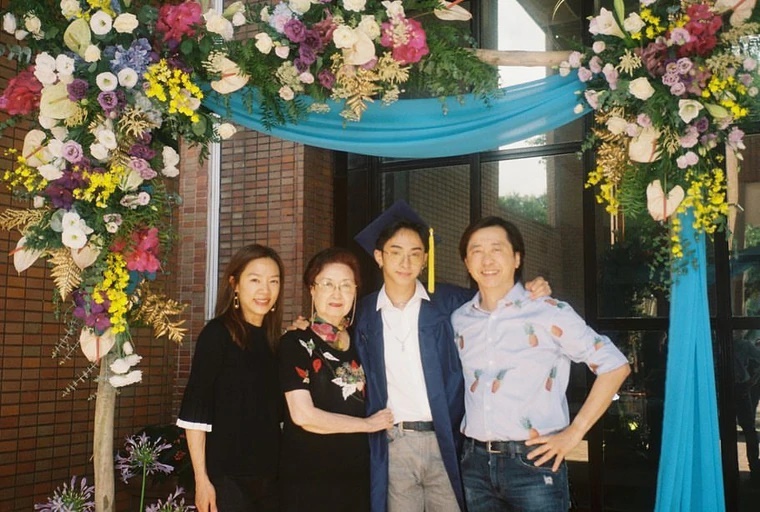 5月小哈利分享从台北美国学校毕业，爸爸哈林、继母张嘉欣与哈林母亲到场观礼，留下温馨合照。