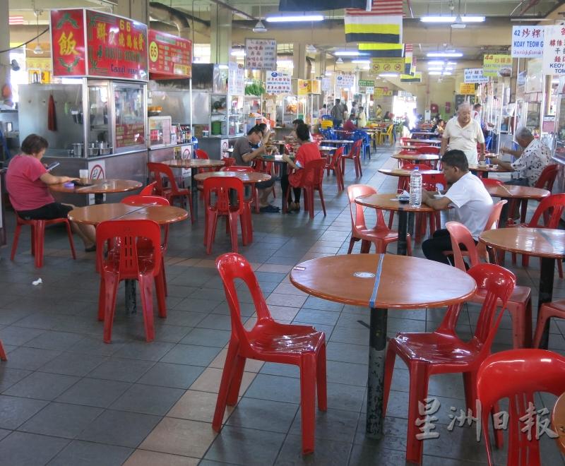 拉律峇登综合公市底层小贩中心周二早上的顾客不多，显得有些冷清。