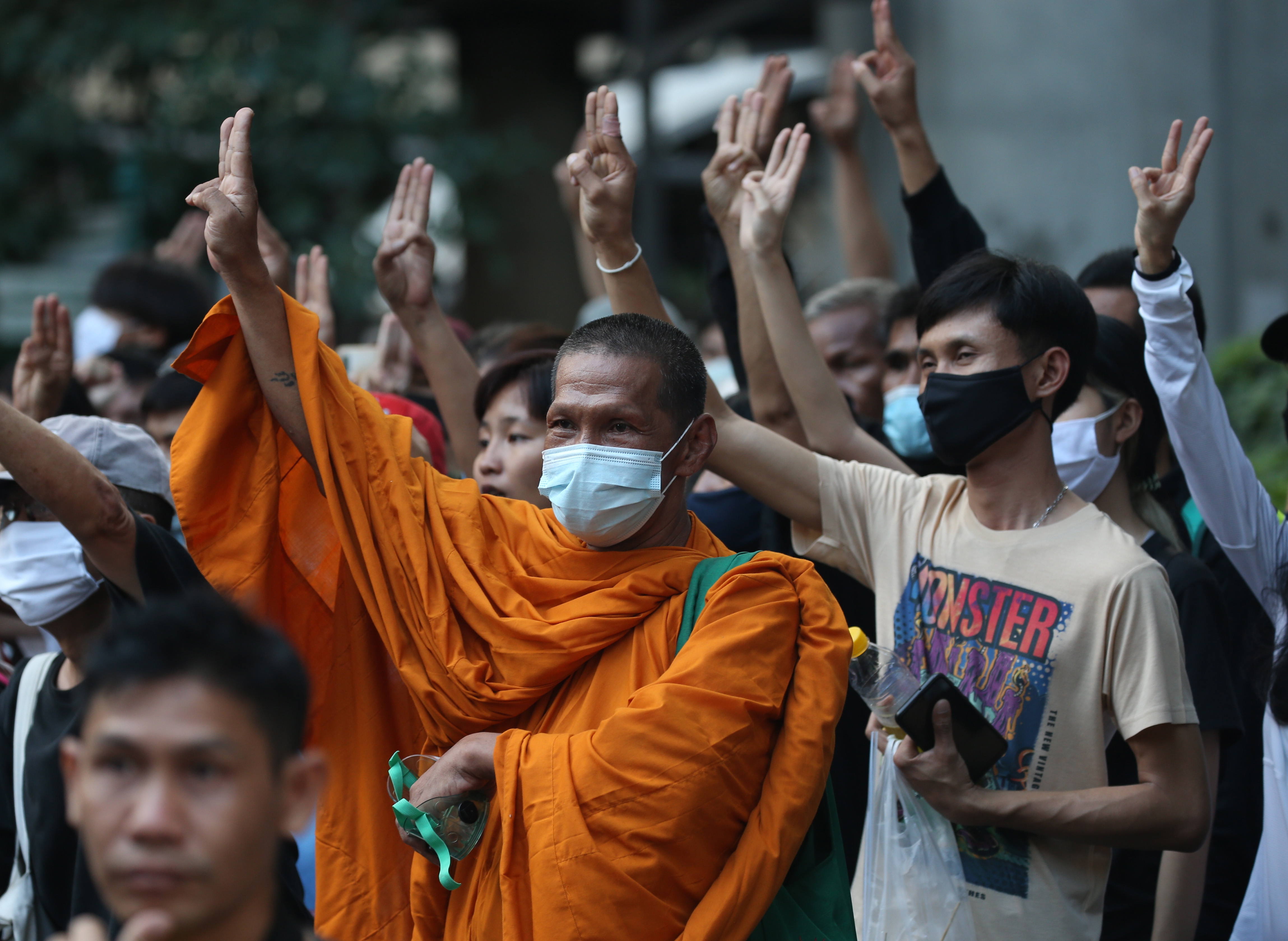 泰国僧侣也上街支持反政府示威者的诉求。