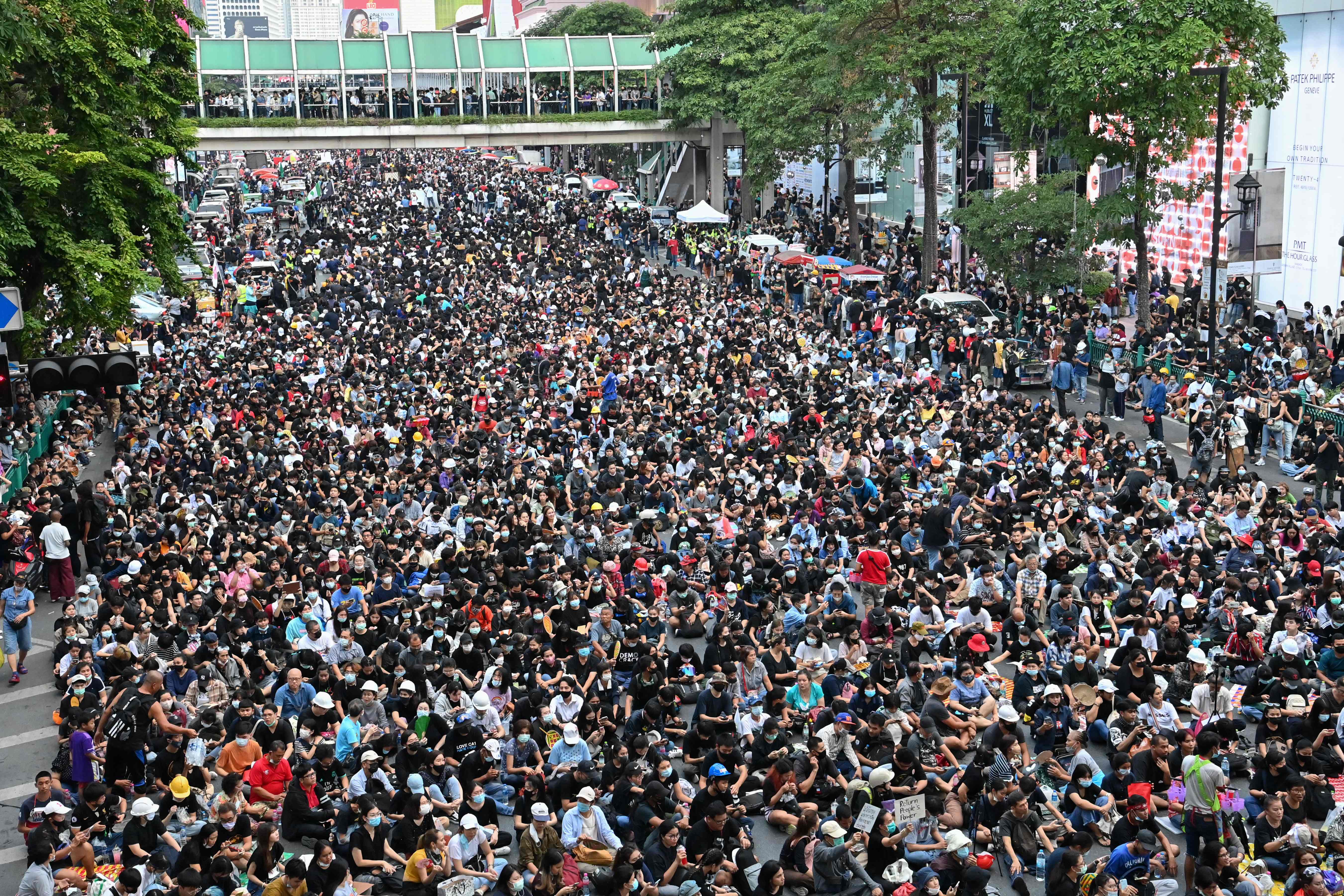 曼谷主要街道挤满了反政府示威的群众。