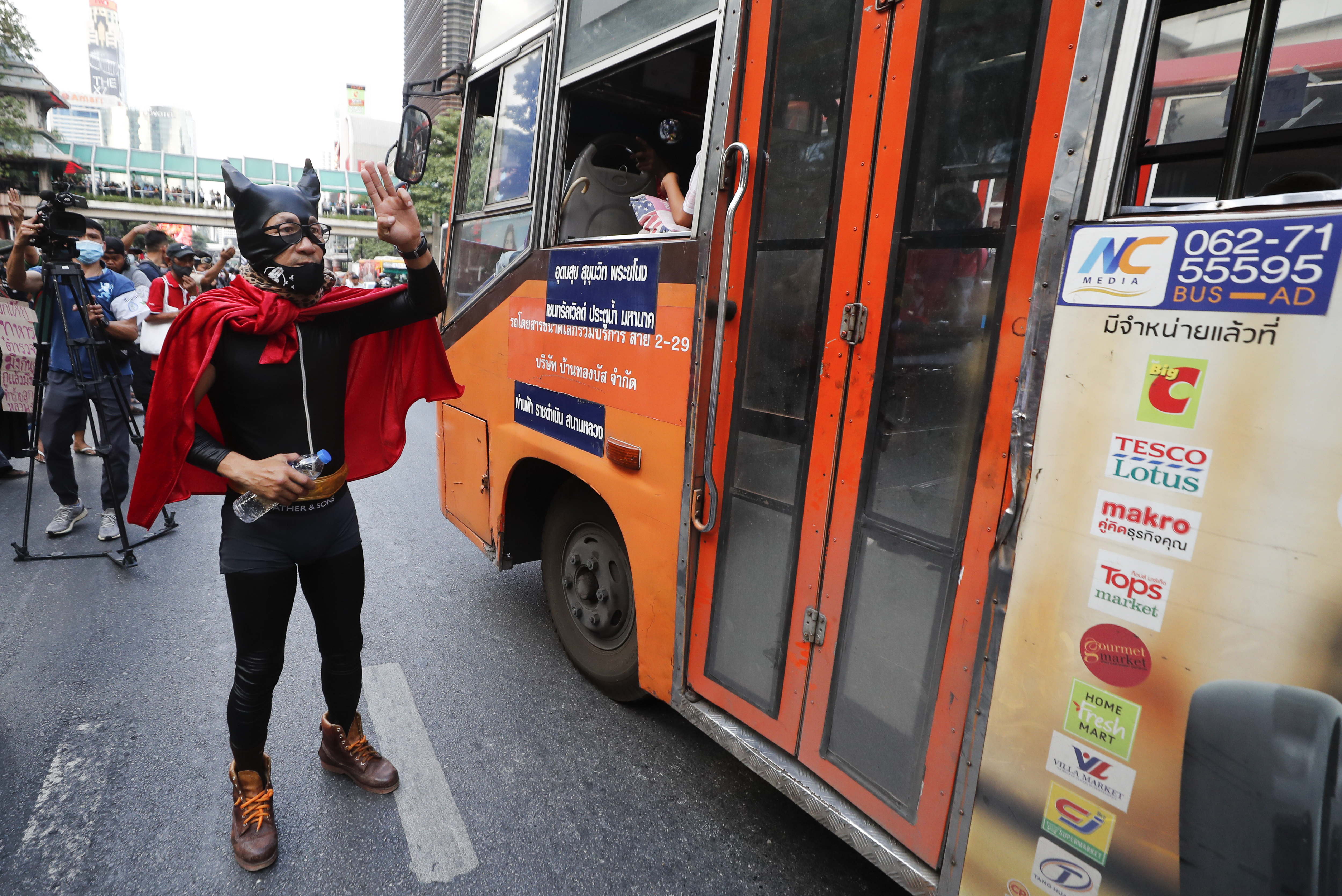 “蝙蝠侠”也声援泰国反政府示威运动。