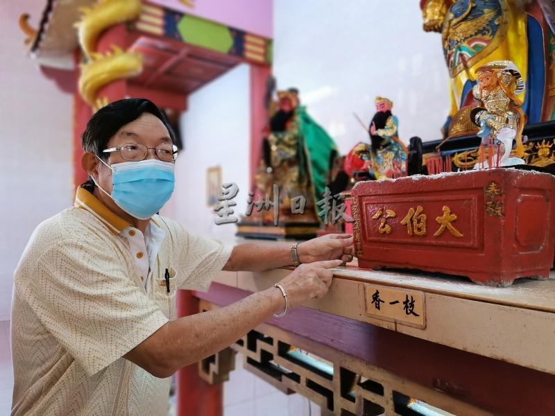 郑德隆说，除了列圣宫外的乾隆年代大石碑“大唐本头公神位”证明大伯公庙的起点之外，庙宇内还有不少历史文物，包括这个超过205年的四方石炉。