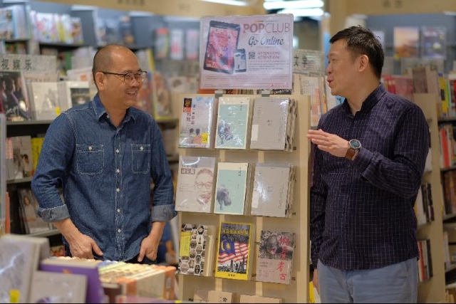 有人出版社总编辑曾翎龙（左）、大将出版社董事长周若鹏，热爱文学的两人从马华文坛踏足出版业，身体力行推广马华文学。