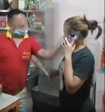 视频中，男东主在掌了女生一个耳光。