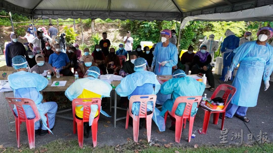 霹州卫生局日前在美露2c花园为居民进行冠病筛检及抽取样本检测。