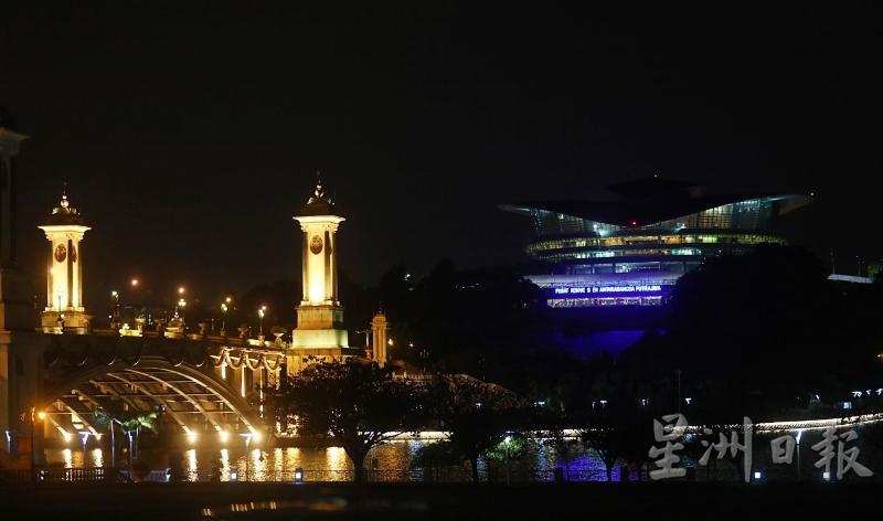 布城多个建筑物的灯光在夜里散发光芒，呈现万家灯火的美景。