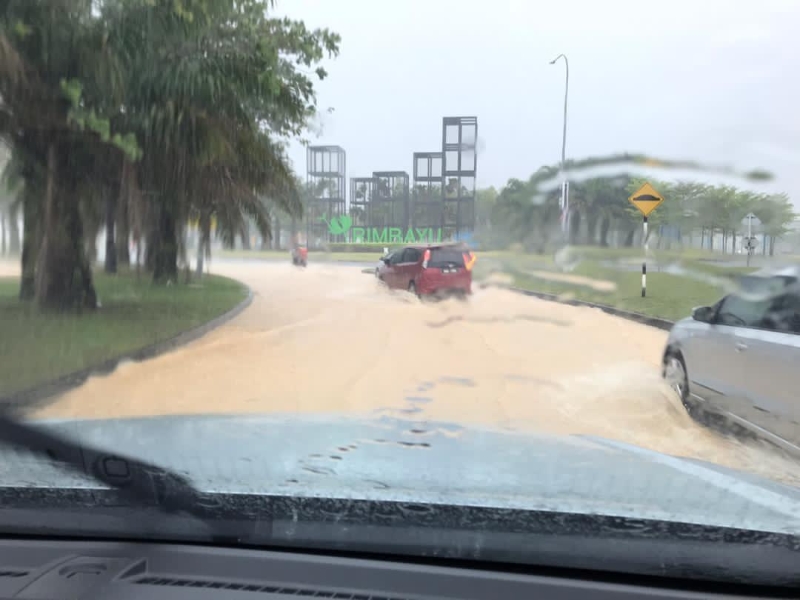 11月5日下午2时的一场大雨，造成从哥打哥文宁驶向瓜冷林峇尤镇的交通圈成了“水路”，车辆得涉黄泥水而过。