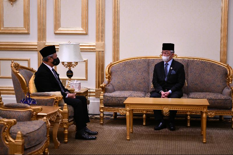 首相慕尤丁（左）于今午4时入宫觐见国家元首，向陛下表达内阁会议的决定。
