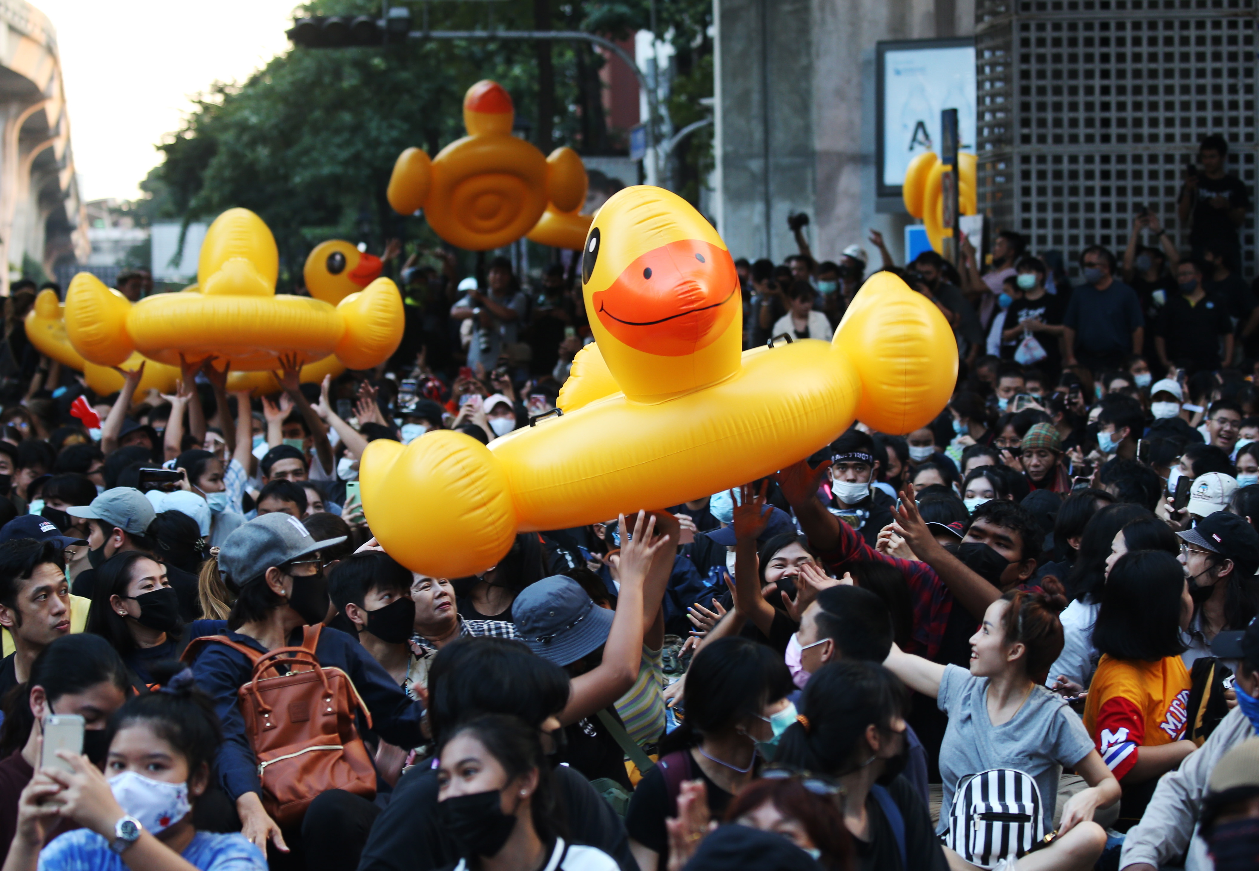 充气大黄鸭再次出现在抗议现场。泰国网友戏称这些大黄鸭是“人民的英雄”。