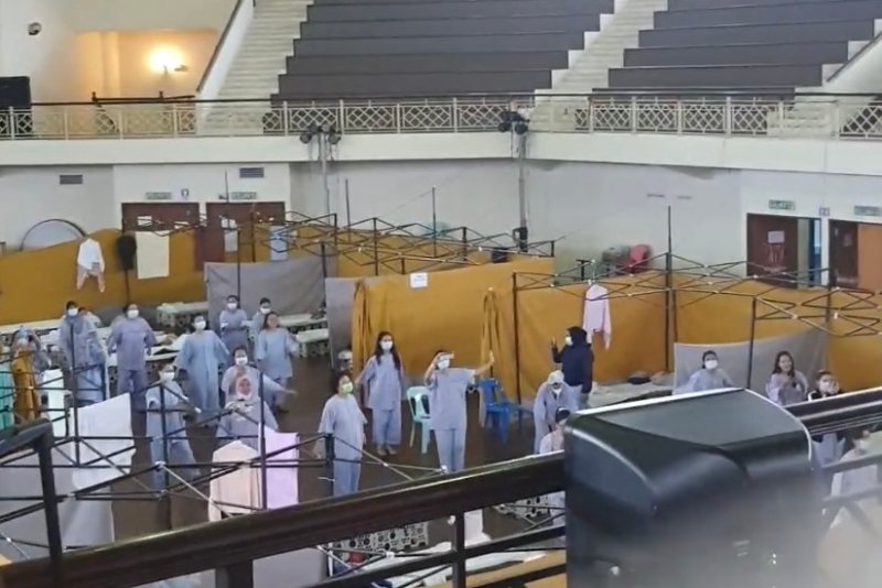 設在沙巴文化中心的隔離中心內，患者及隔離者在醫護人員歌聲下起舞。