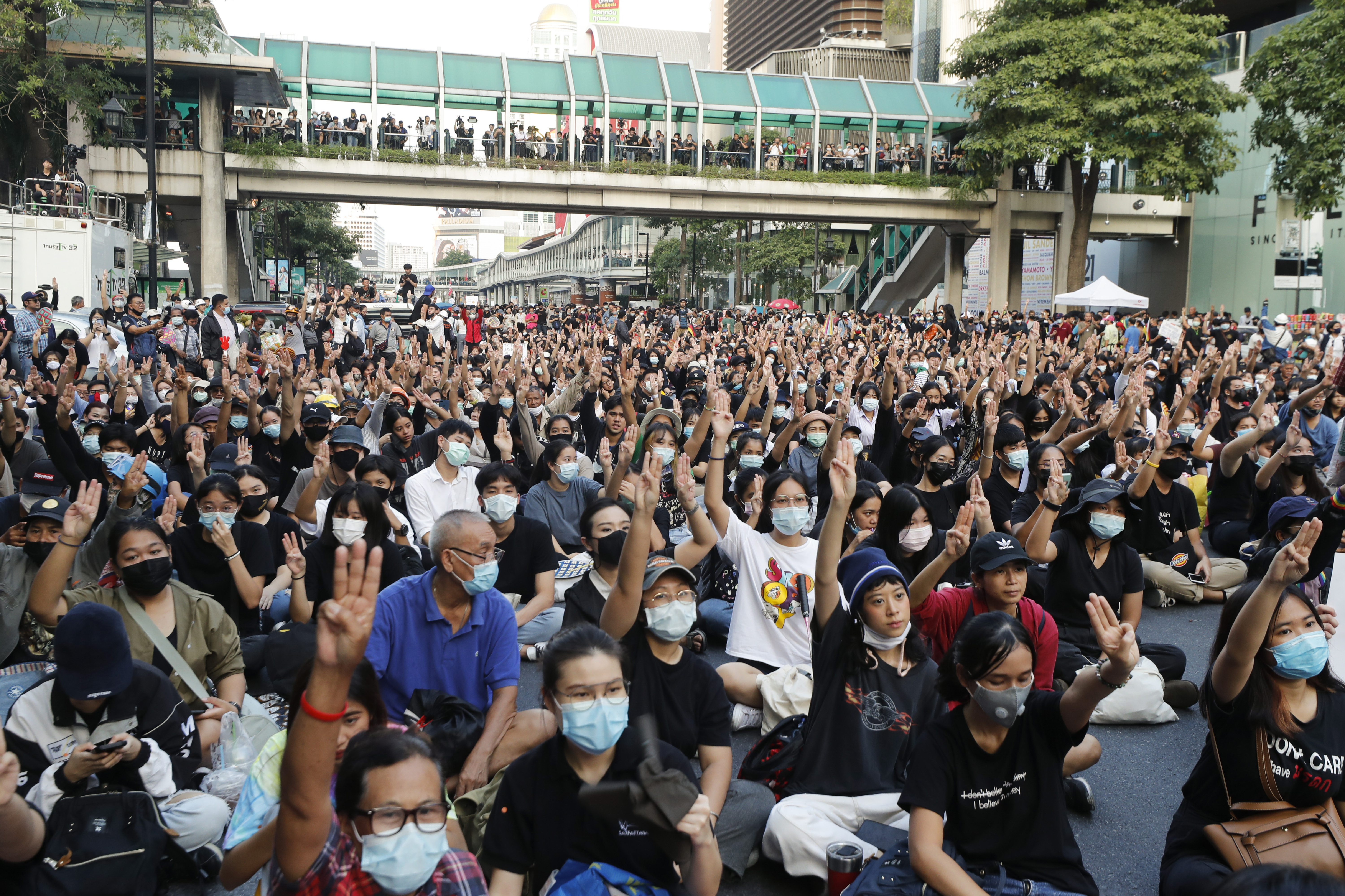 示威者聚集在曼谷主要街道，并高举“三指礼”。