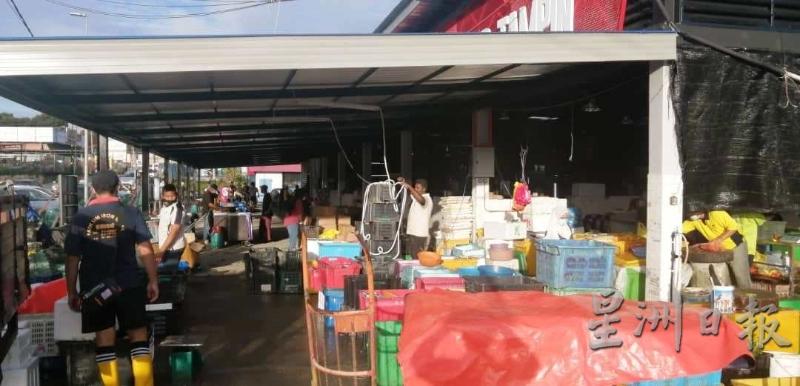 重新迁入淡边菜市场的首日，大部分的小贩均一边营业一边布置属于自己的摊档。