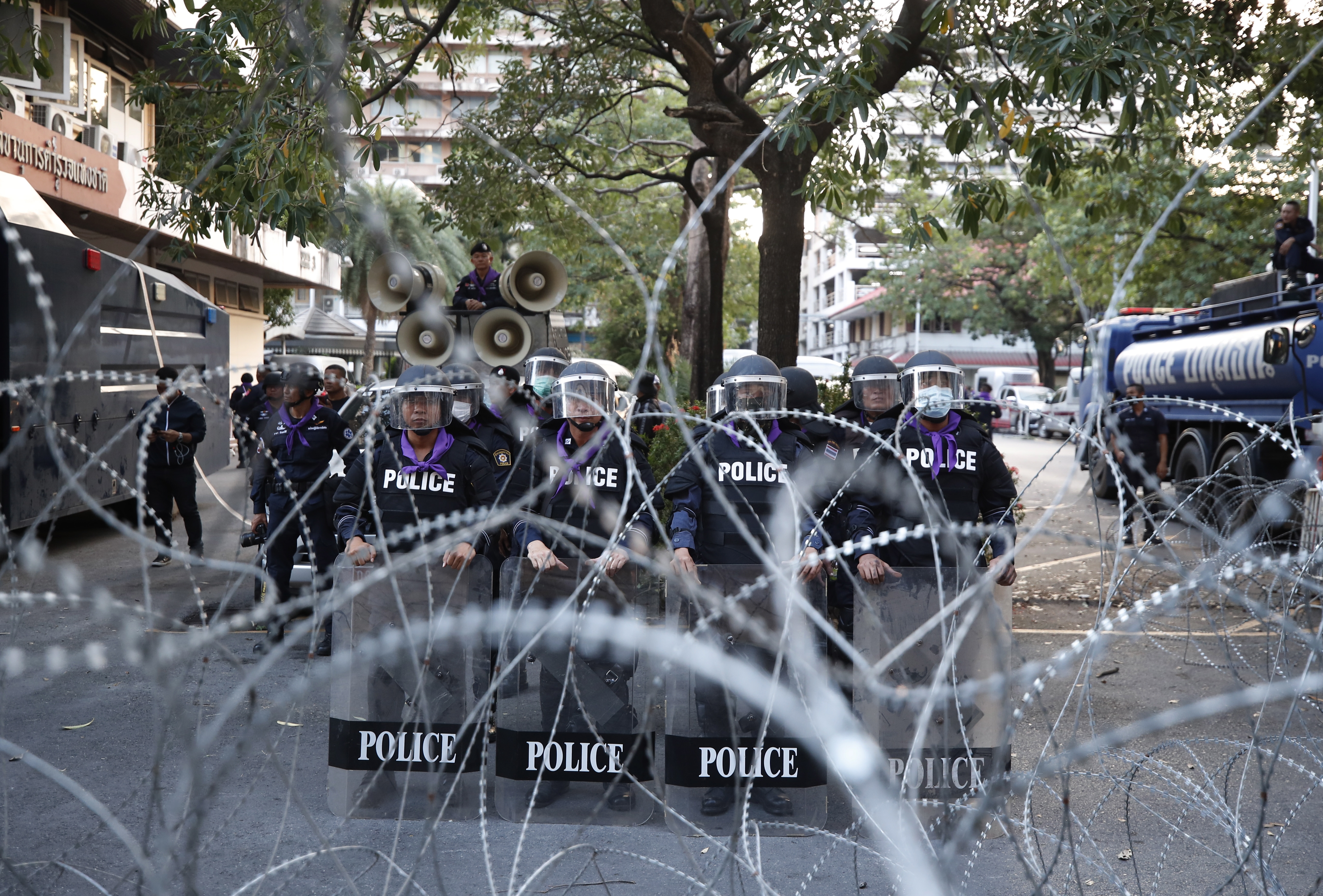 泰国警方筑起围篱，以防示威者闯入政府建筑物。