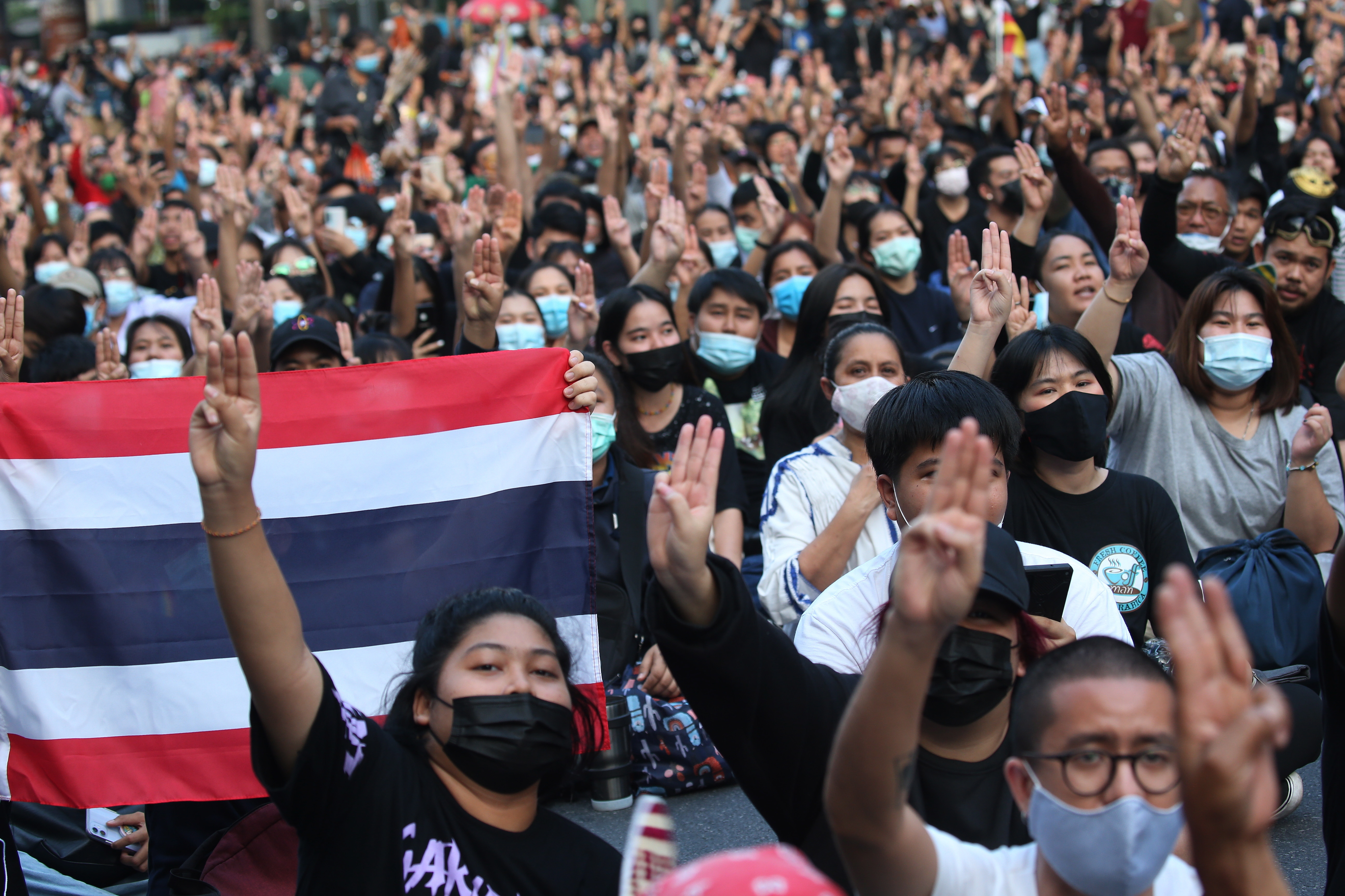 示威者高举三指手势。“三指礼”象征反抗威权独裁，以表达对民主支持。此手势被指源自电影《饥饿游戏》。