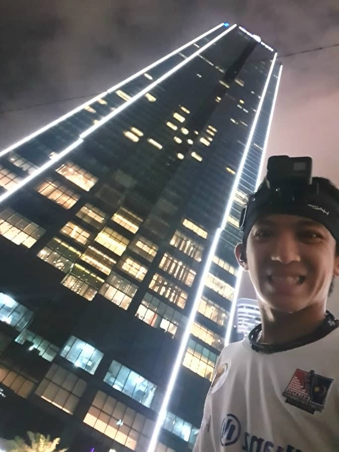 苏为庆周三在吉隆坡四季酒店打破1小时垂直爬楼梯最高健力士世界纪录，他兴奋地在四季酒店外自拍。（苏为庆提供照片）