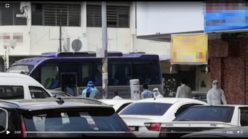 有民众于周三（18日）中午拍到，住在巴生港口镇柏让安路一间店屋楼上的22名外劳，在全副武装医护人员的监督下，鱼贯走上巴士被载走。