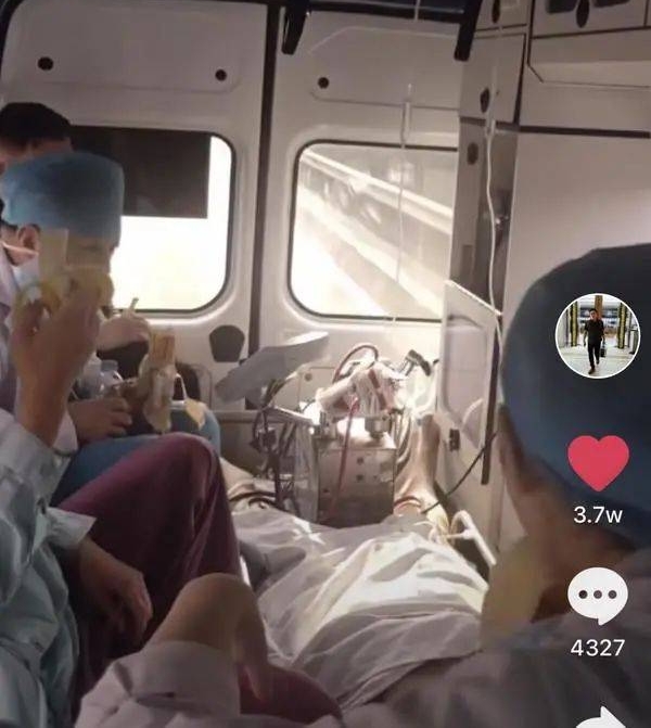 河南医生救护车内吃香蕉的短视频在网络上引发争议。（互联网照片）　

