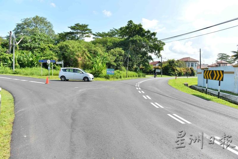 拿督格拉纳玛莫路的修补道路工程于1个月前开始动工，如今已接近竣工，涉及道路长约1.8公里。